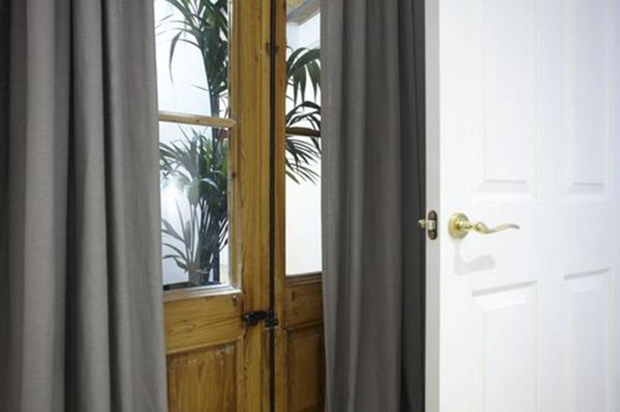 L'Escudellers By The Streets Apartment Barcelona Bagian luar foto
