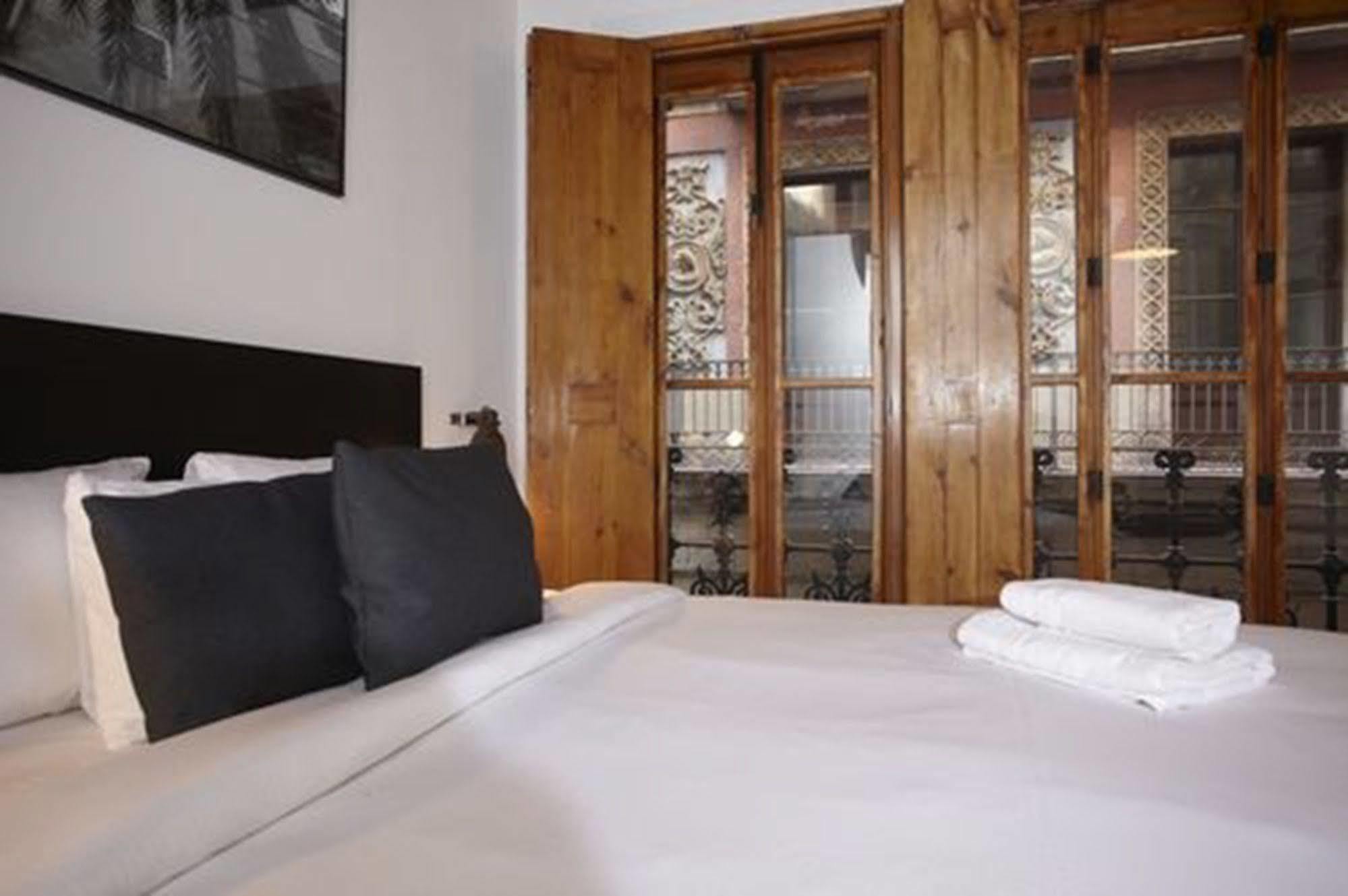 L'Escudellers By The Streets Apartment Barcelona Bagian luar foto
